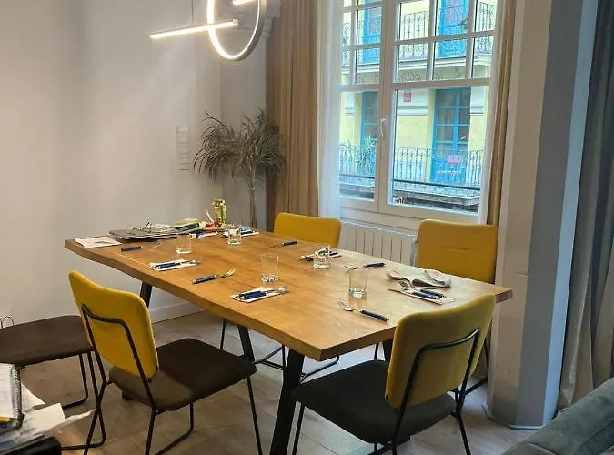 Palacete Frente Al Casco Viejo De *