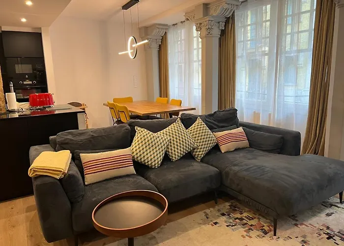 Palacete Frente Al Casco Viejo De *